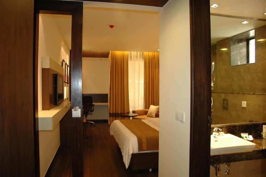 Hotel Shervani Nehru Place 4*