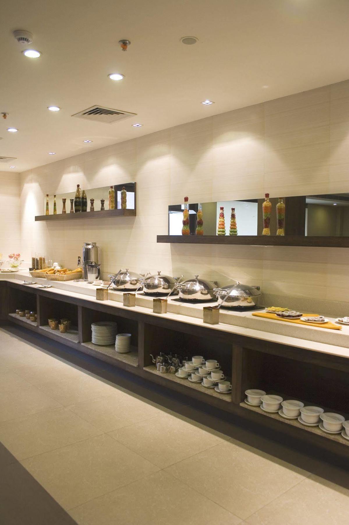 Hotel Shervani Nehru Place 4*